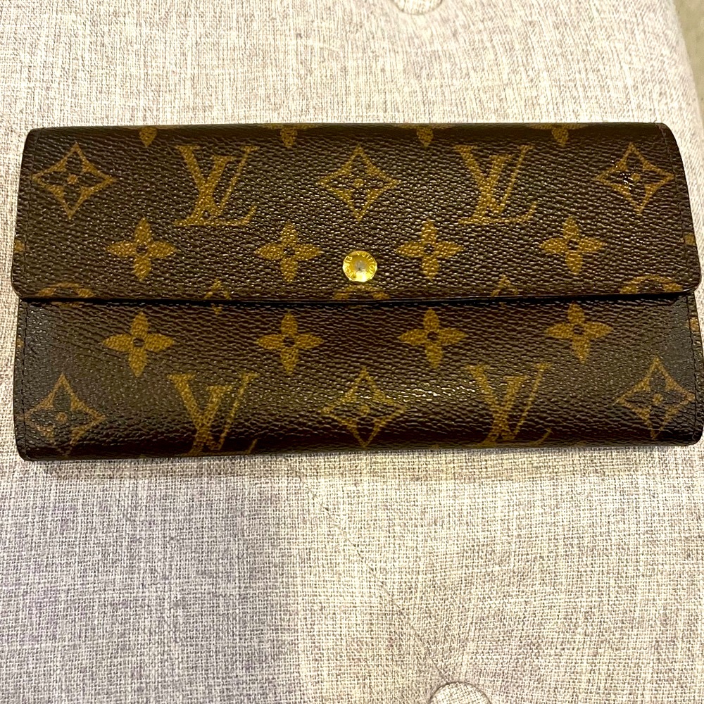 Authentic Louis Vuitton Sarah wallet